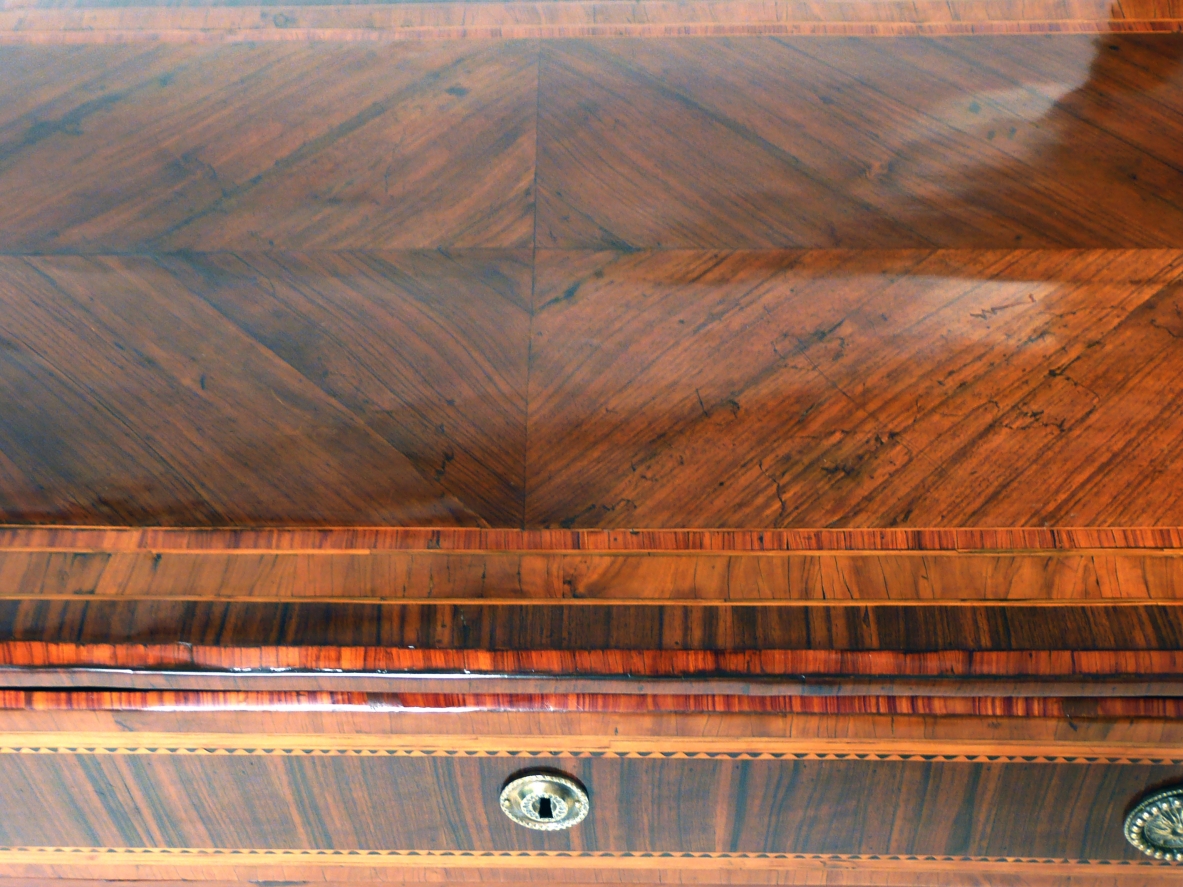 Italian Louis XVI chest of drawers with various woods inlays. Late 18th century.