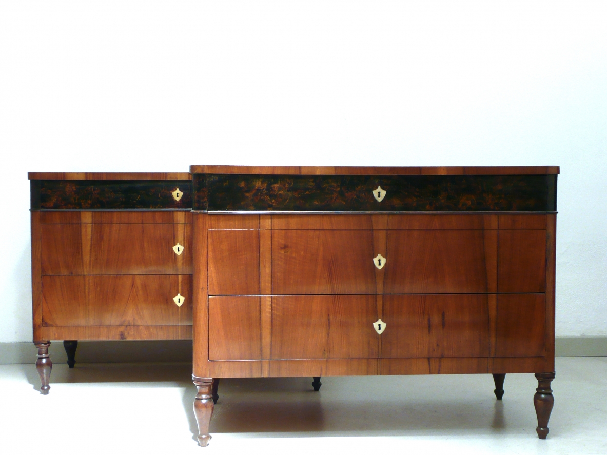 Rare pair of 1830's North Italian chest of drawers in walnut