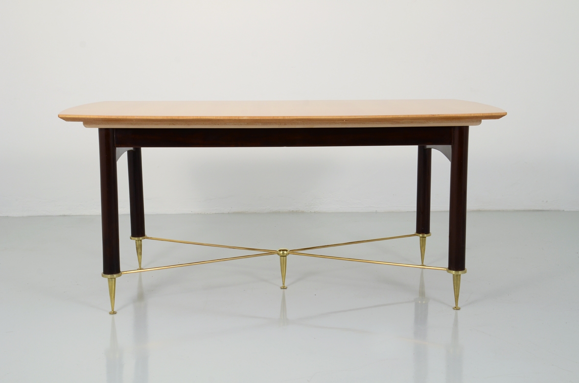 Maison Raphael, elegante tavolo allungabile in mogano con piano in legno di limone e raffinata crocera in ottone tornito alla base, Francia, 1950ca.