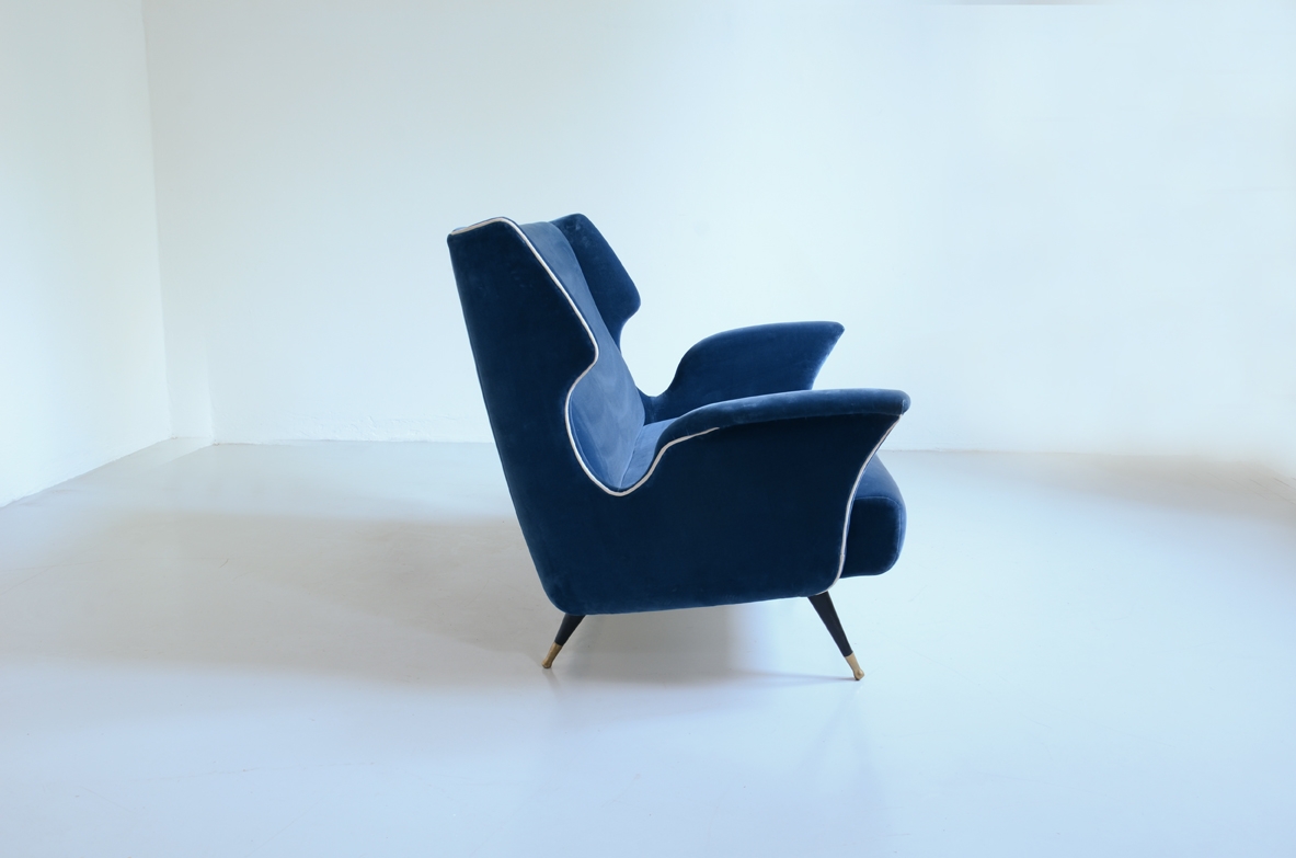 Sculptural 1950's two seats sofa in velvet with bronze feet, in the style of Gio Ponti.