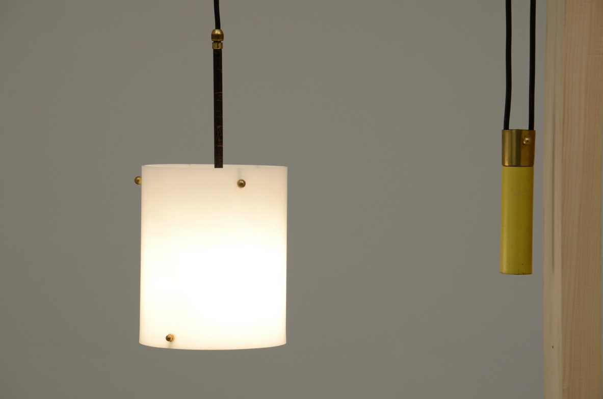 Adjustable wall lamp with yellow weight and a white polypropylene shade. France, 1950's.