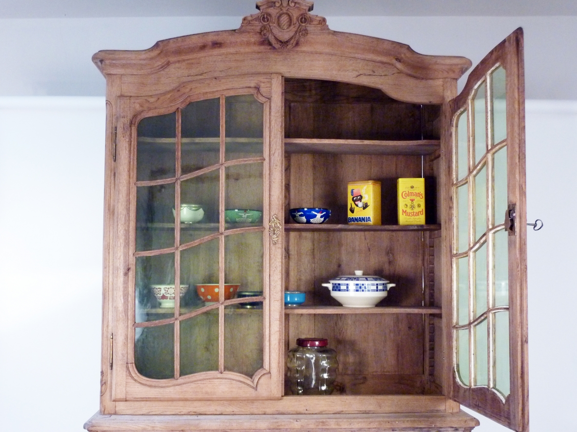 Credenza in rovere con vetri soffiati e intagli di pregio, Francia 1920ca.