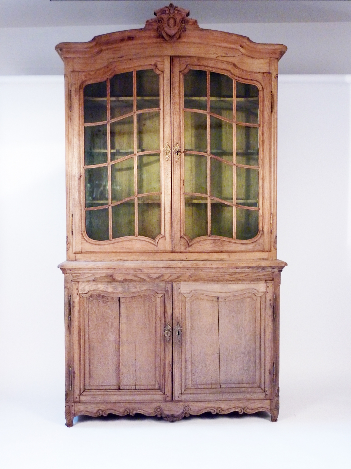 Credenza in rovere con vetri soffiati e intagli di pregio, Francia 1920ca.