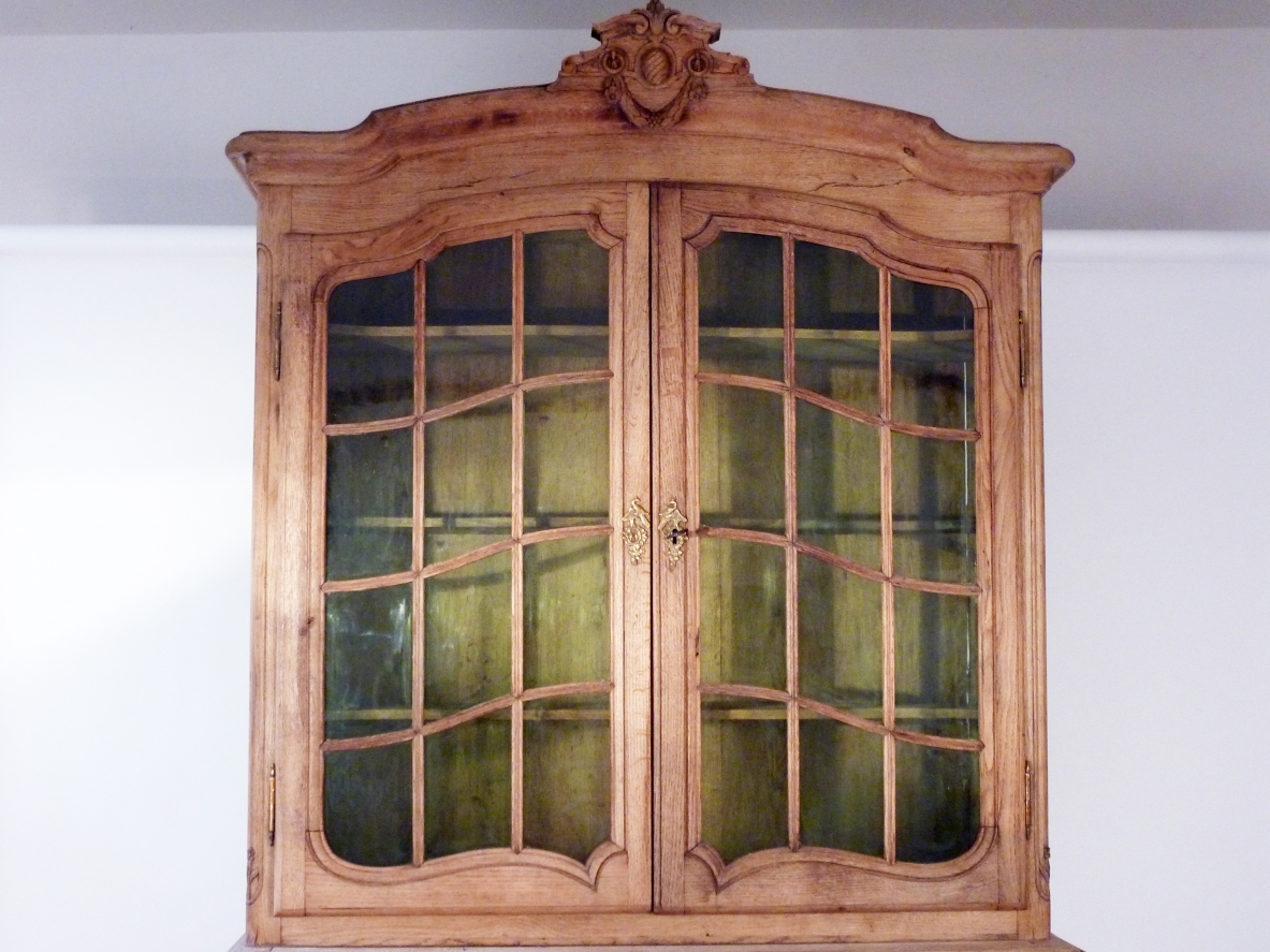 Credenza in rovere con vetri soffiati e intagli di pregio, Francia 1920ca.