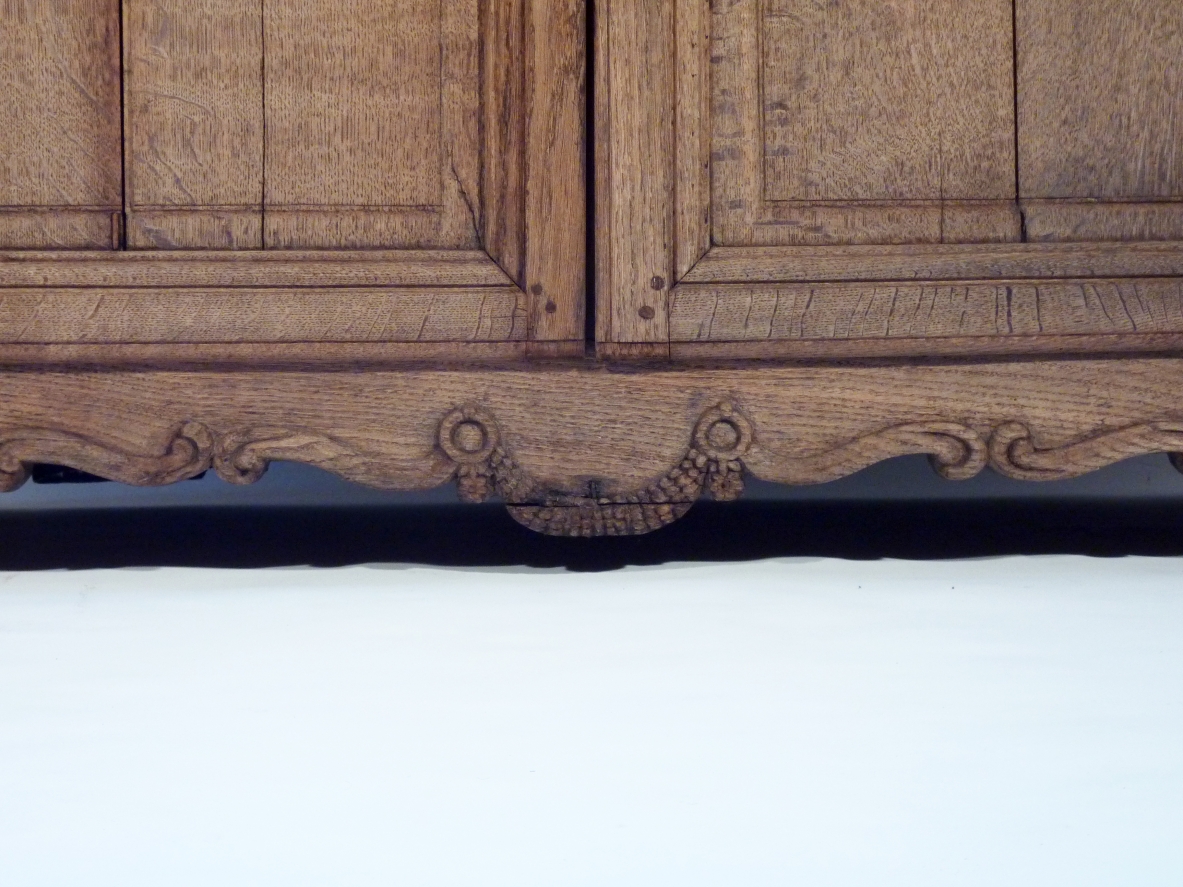 Credenza in rovere con vetri soffiati e intagli di pregio, Francia 1920ca.
