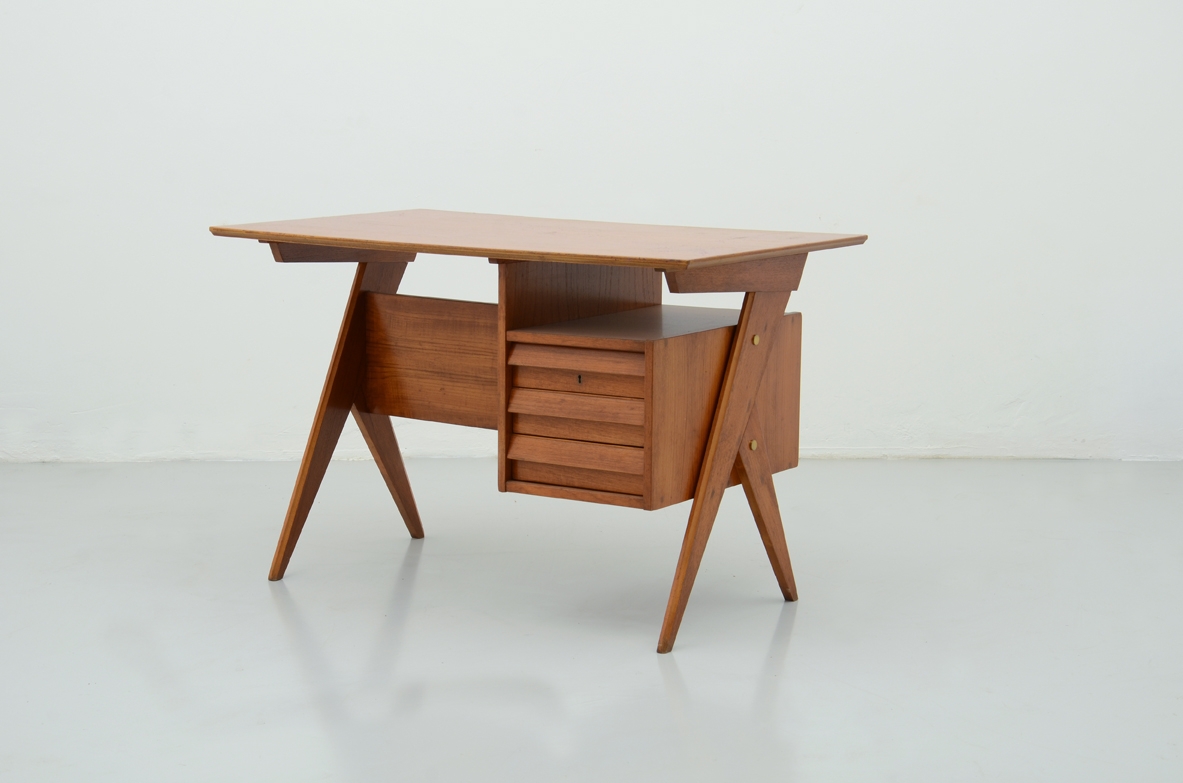 Writing table in oak with 3 drawers, Italy, 1950's.