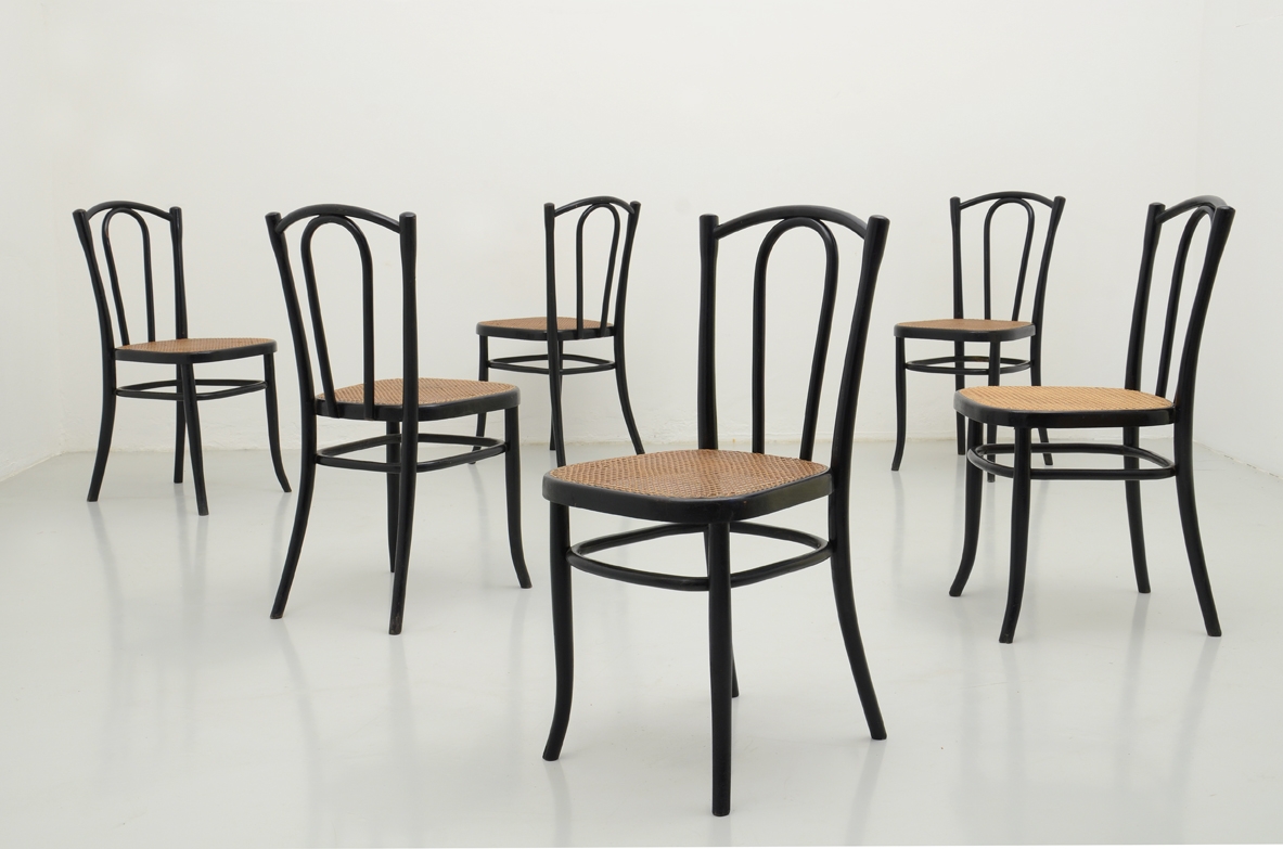 Gruppo di sei sedie in legno ebanizzato e curvato con seduta in paglia di Vienna, Fischel Austria, 1880ca.