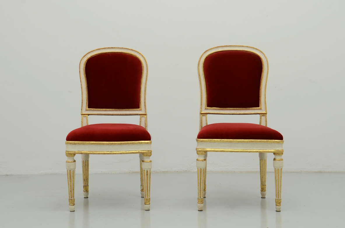 Quattro sedie in legno laccato e dorato con seduta e schienale rivestiti in velluto, provenienti dal teatro alla Scala di Milano, 1780ca.