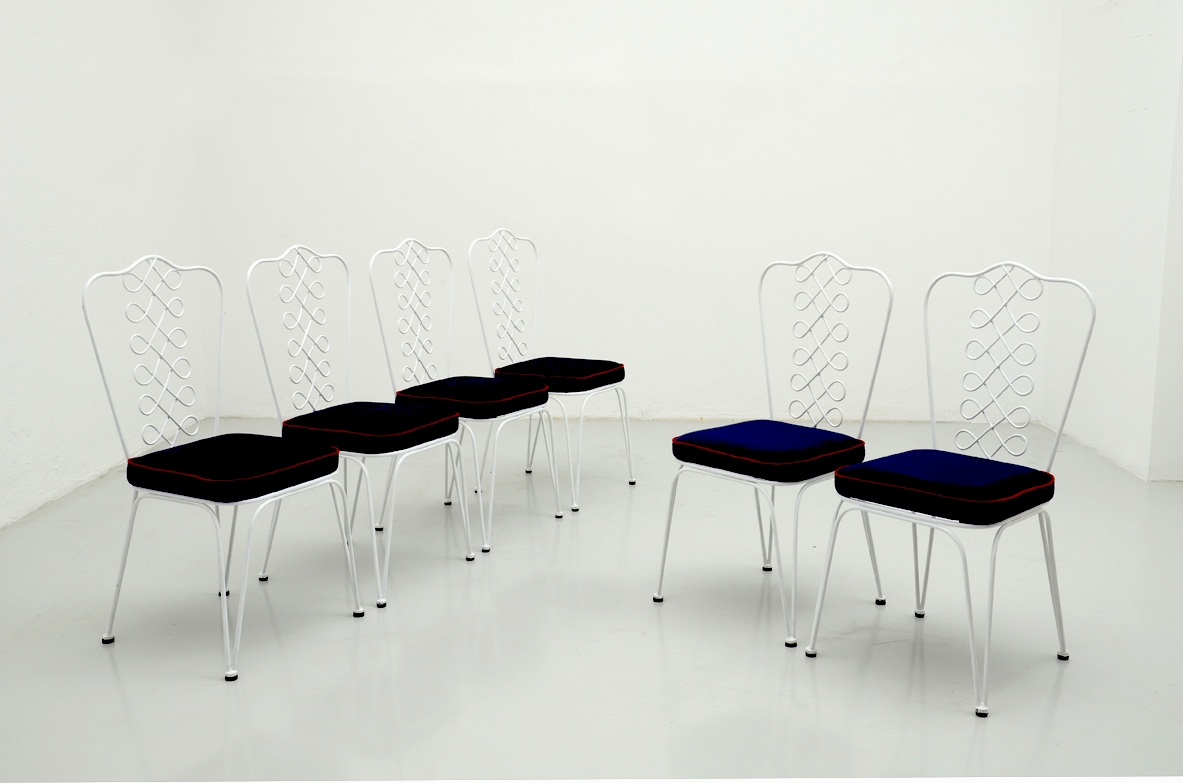 Gio Ponti, 6 sedie in ferro con motivo a nastro sullo schienale, cuscini imbottiti e rivestiti in cotone blu con profili rossi. Produzione Casa & Giardino 1940ca.