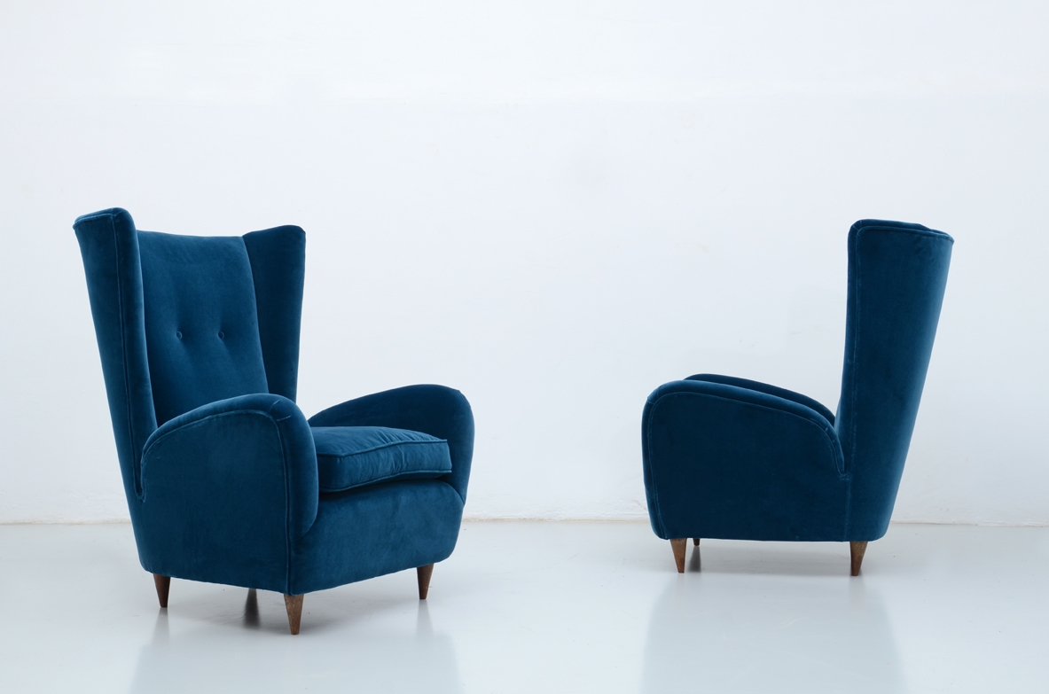 Paolo Buffa, coppia di eleganti poltrone rivestite in velluto, 1940ca.