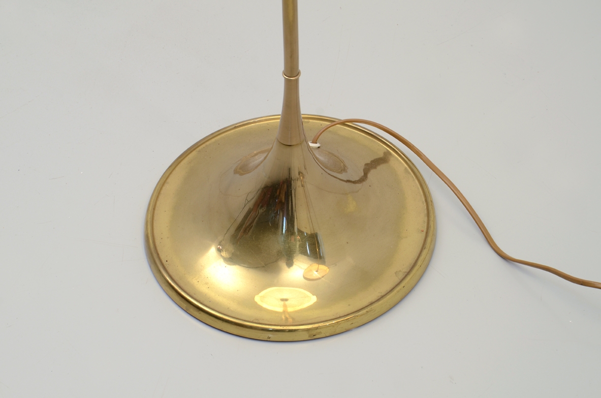 Coppia di eleganti lampade in ottone con cappello in tessuto.  Prod. Bergboms, Svezia 1960ca.