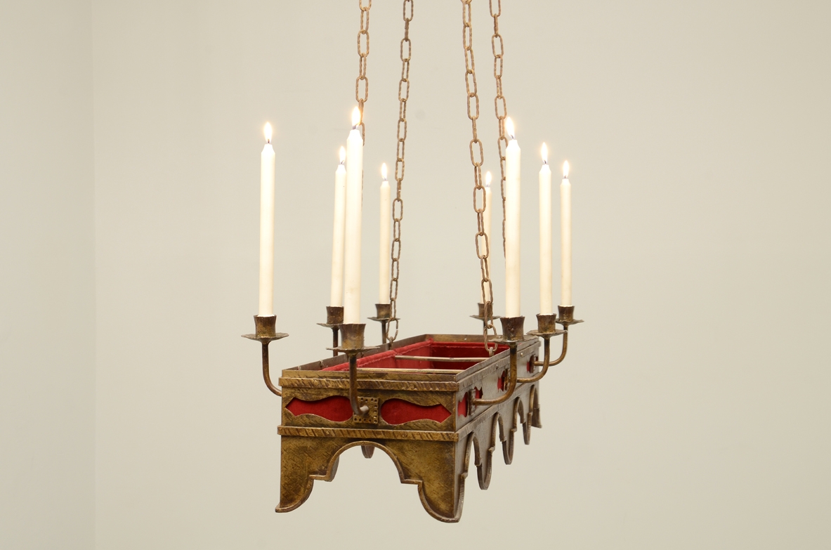 Lampadario in bronzo a otto candele, Italia 1930.