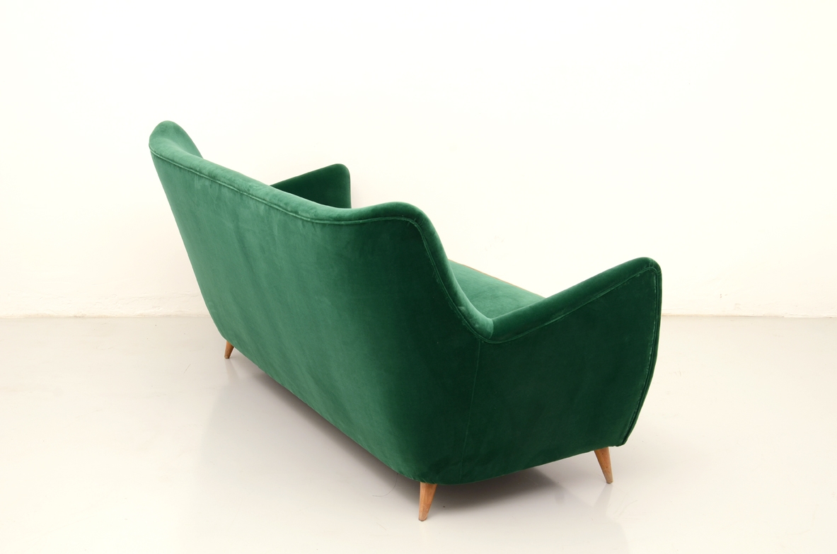 Elegant Italian 1950's set of armchars and sofa with a splendid green velvet upholstery.