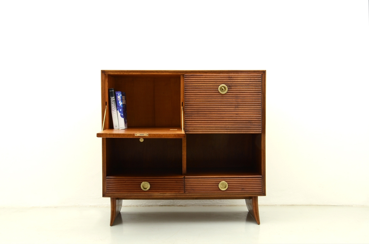Paolo Buffa, elegante mobile in legno grissinato a due ante a ribalta, 1935.