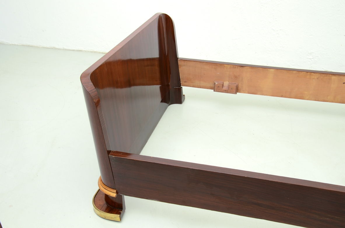 Two splendid Italian 1940's beds in macassar and maple wood with high back in goat skin and brass details
