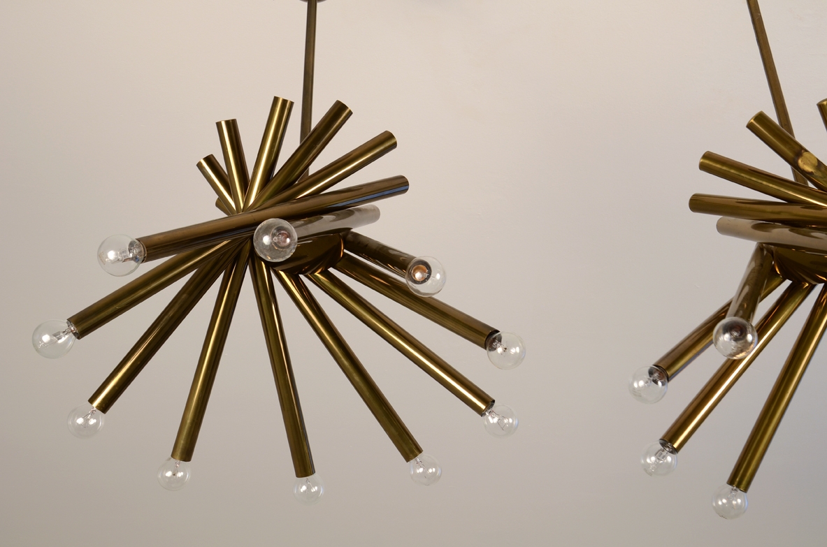 Stilnovo, rara coppia di lampadari anni 60 in ottone a dieci luci.