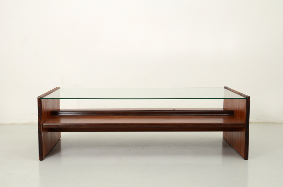 Tavolino in palissandro con piano in vetro, produzione Bernini 1965.