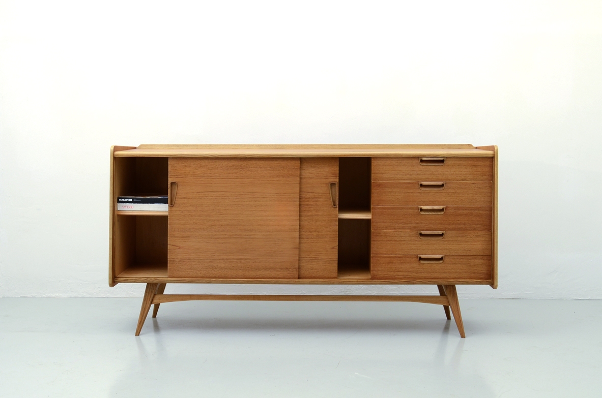 1950's French sideboard in oak with nice detalis.