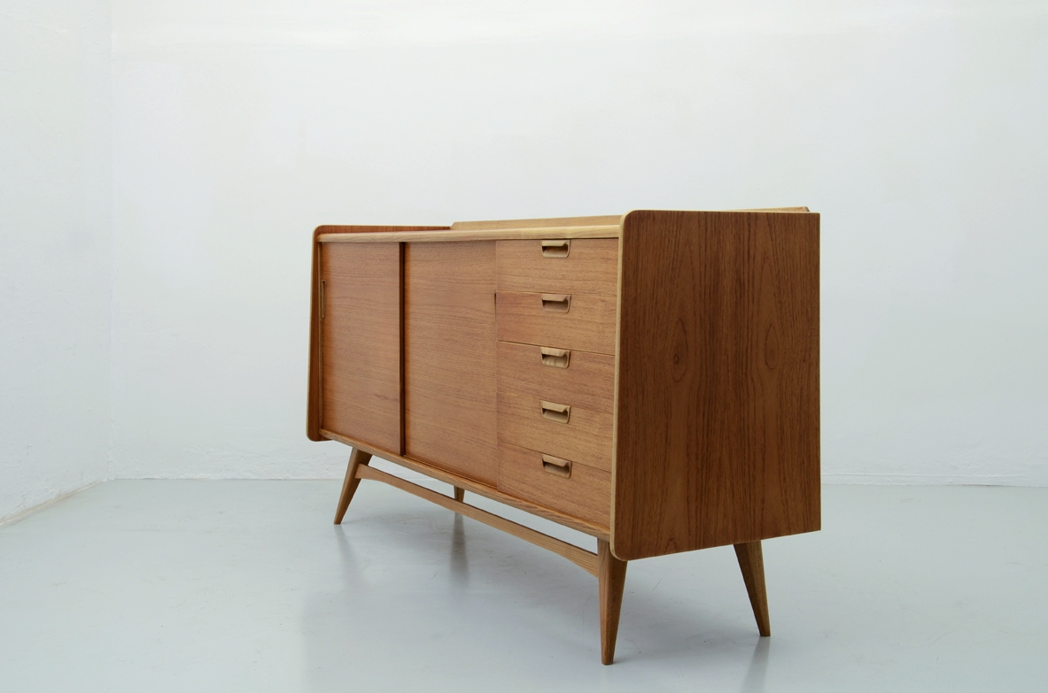 1950's French sideboard in oak with nice detalis.