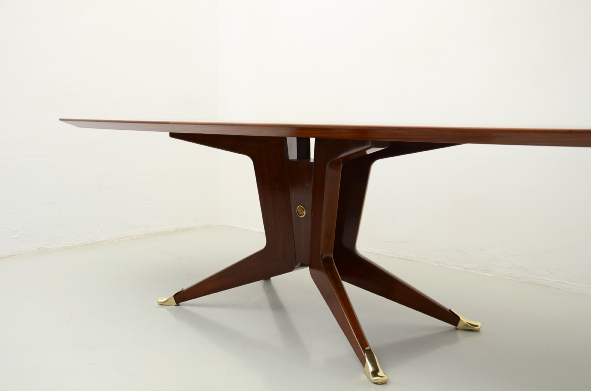 Elegante tavolo in palissandro con gamba centrale sostenuta da quattro piedi con puntali in bronzo, Italia 1950ca.