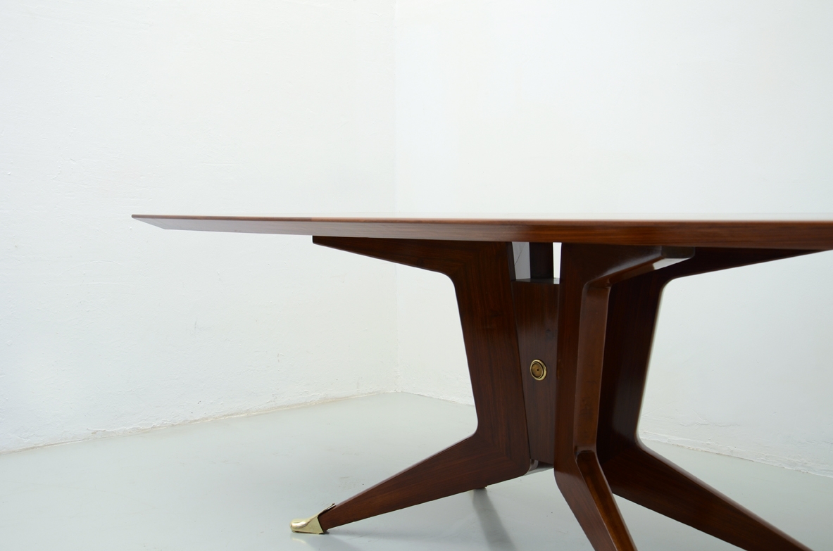 Elegante tavolo in palissandro con gamba centrale sostenuta da quattro piedi con puntali in bronzo, Italia 1950ca.