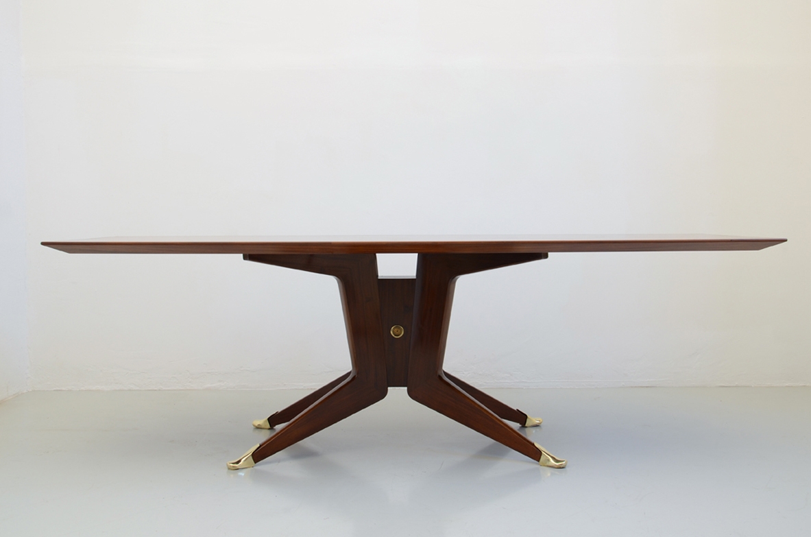 Elegante tavolo in palissandro con gamba centrale sostenuta da quattro piedi con puntali in bronzo, Italia 1950ca.