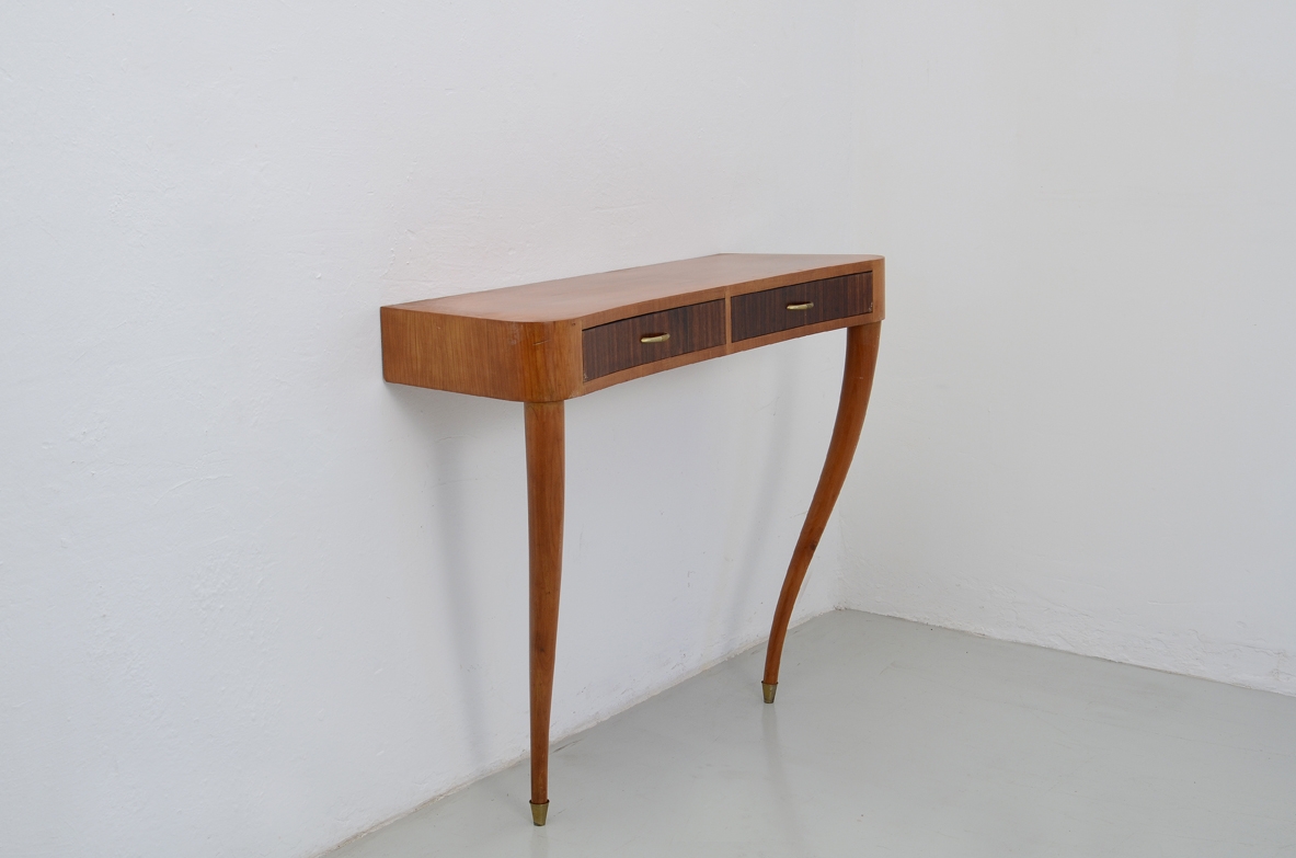 Console in ciliegio con due cassetti in palissandro, due gambe frontali e puntali in ottone, Italia 1950ca.