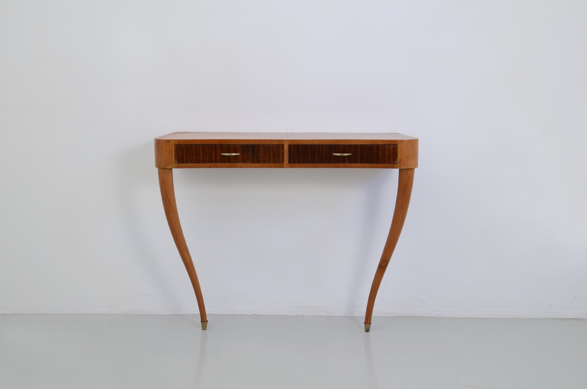 Console in ciliegio con due cassetti in palissandro, due gambe frontali e puntali in ottone, Italia 1950ca.