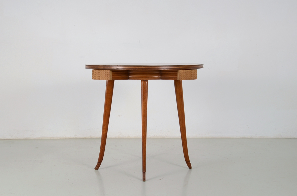 Osvaldo Borsani, elegante tavolo in ciliegio con cassetti intagliati e raffinati dettagli di alta ebanisteria, Atelier Borsani Varedo 1935ca