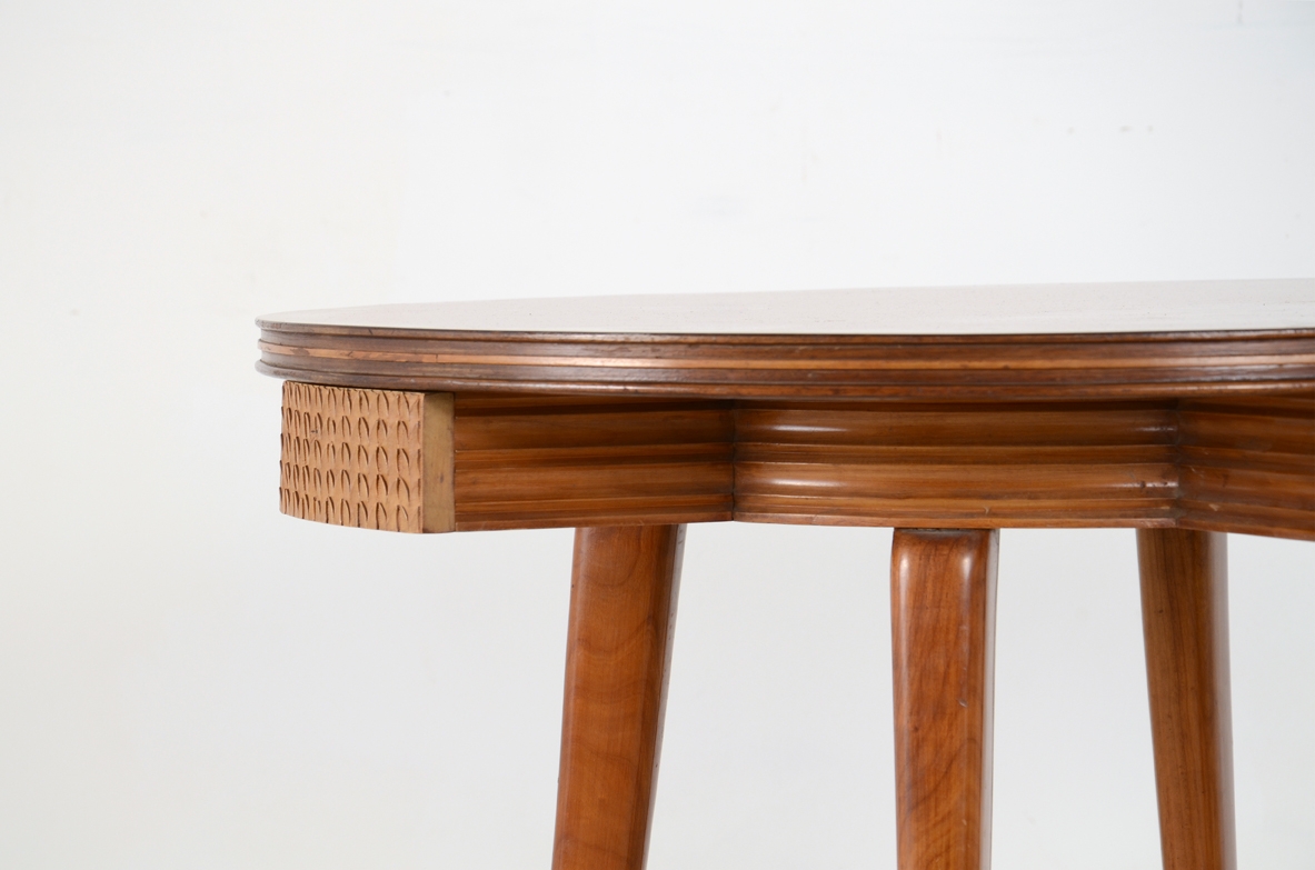 Osvaldo Borsani, elegante tavolo in ciliegio con cassetti intagliati e raffinati dettagli di alta ebanisteria, Atelier Borsani Varedo 1935ca