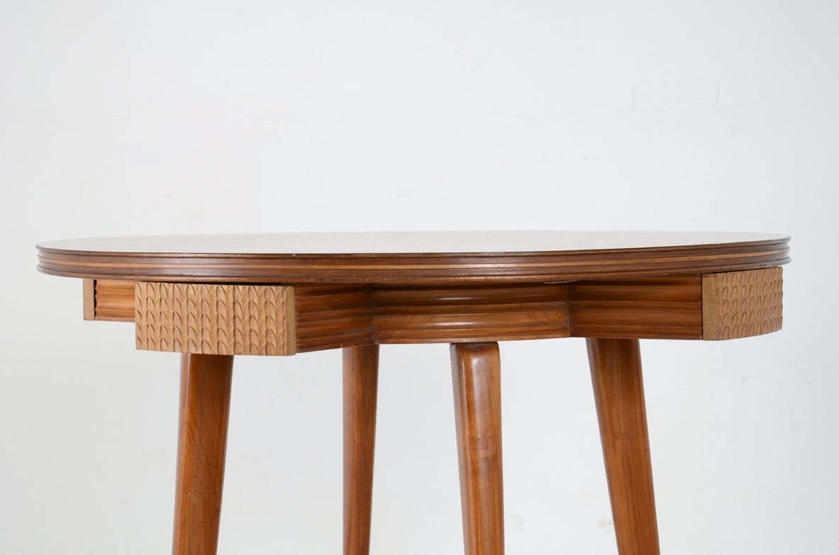 Osvaldo Borsani, elegante tavolo in ciliegio con cassetti intagliati e raffinati dettagli di alta ebanisteria, Atelier Borsani Varedo 1935ca