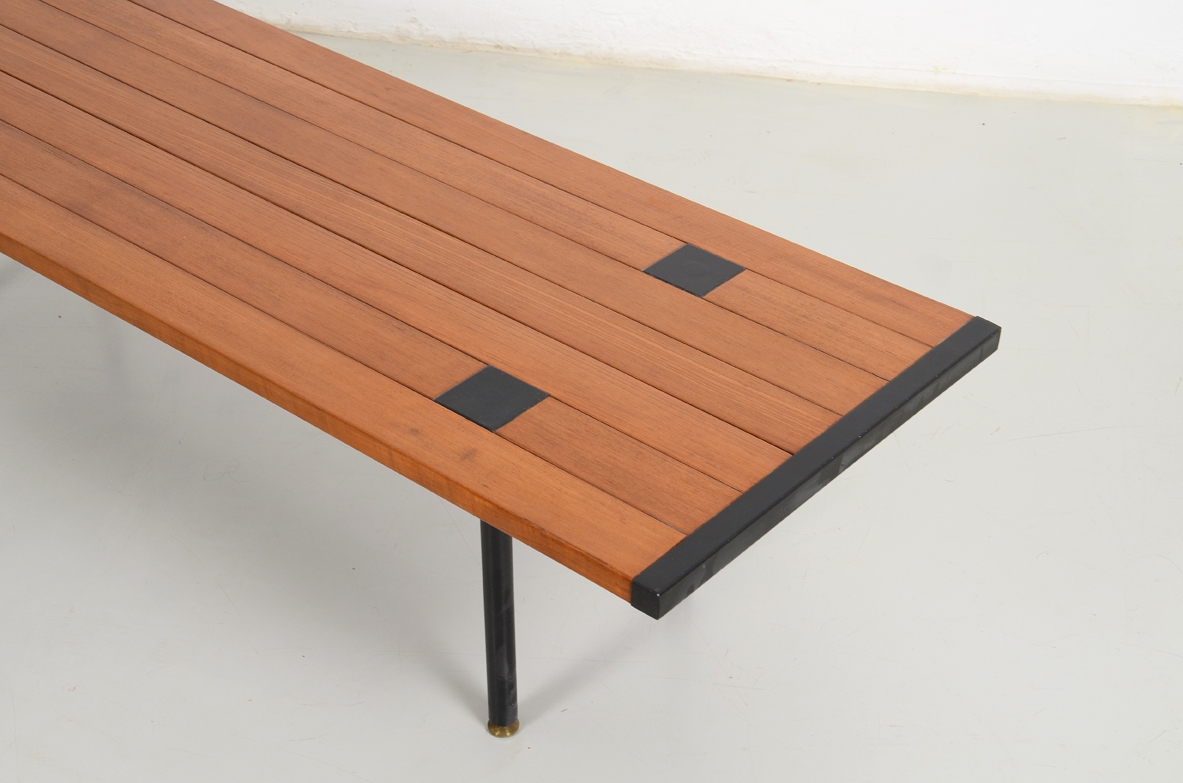 Ettore Sottsass, tavolo basso da centro a doghe con struttura in ferro e ottone, produzione Poltronova 1957.