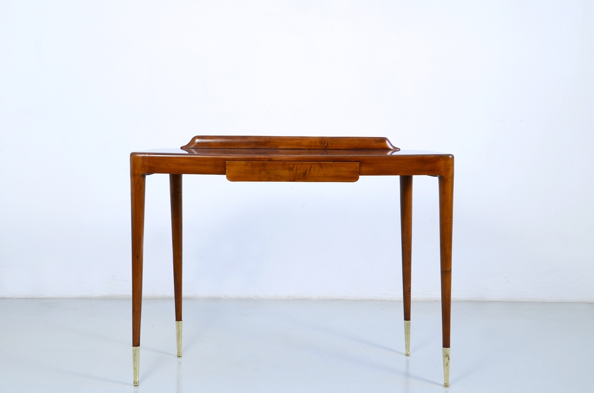 Elegante console con sottili gambe tornite e lunghi puntali in ottone, piano in opaline rosso scuro. Italia 1950ca.