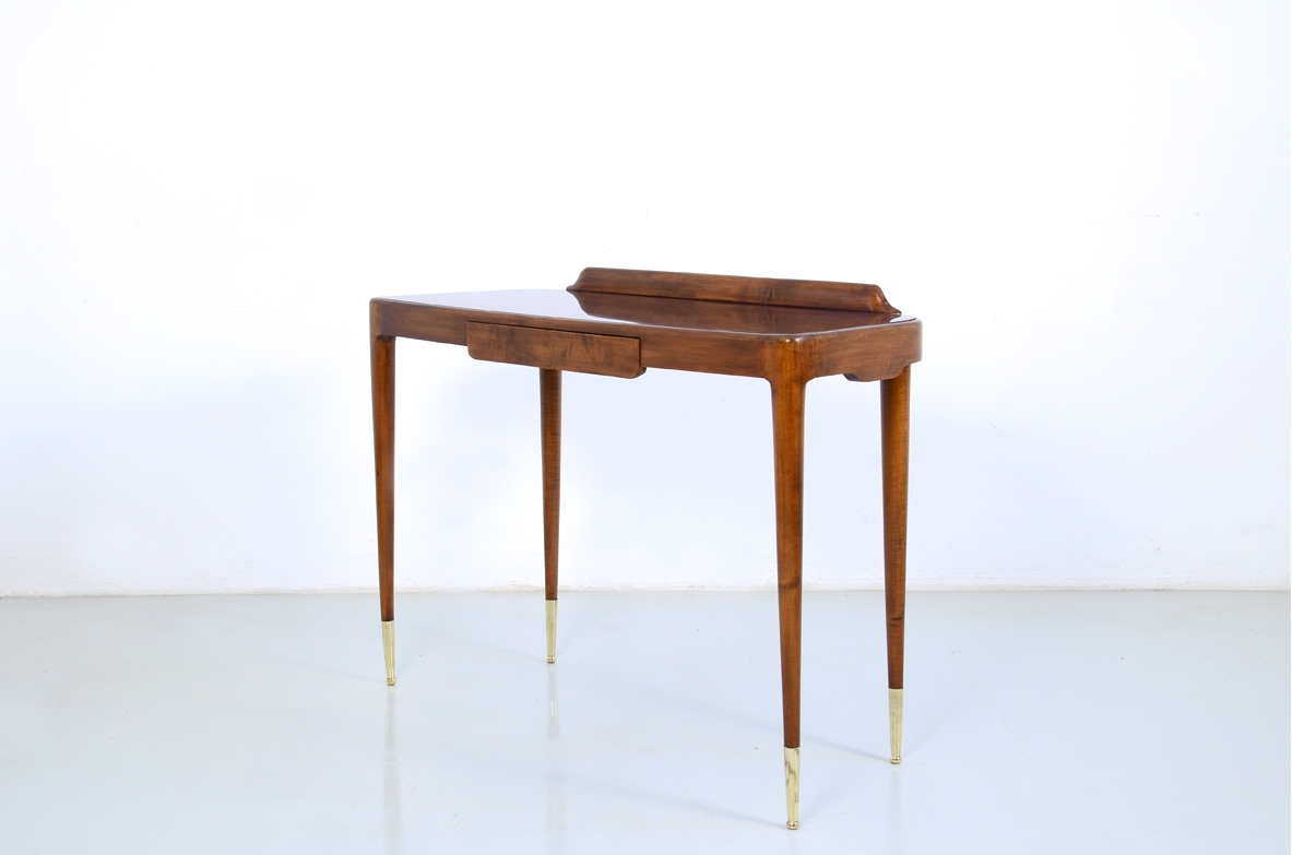 Elegante console con sottili gambe tornite e lunghi puntali in ottone, piano in opaline rosso scuro. Italia 1950ca.