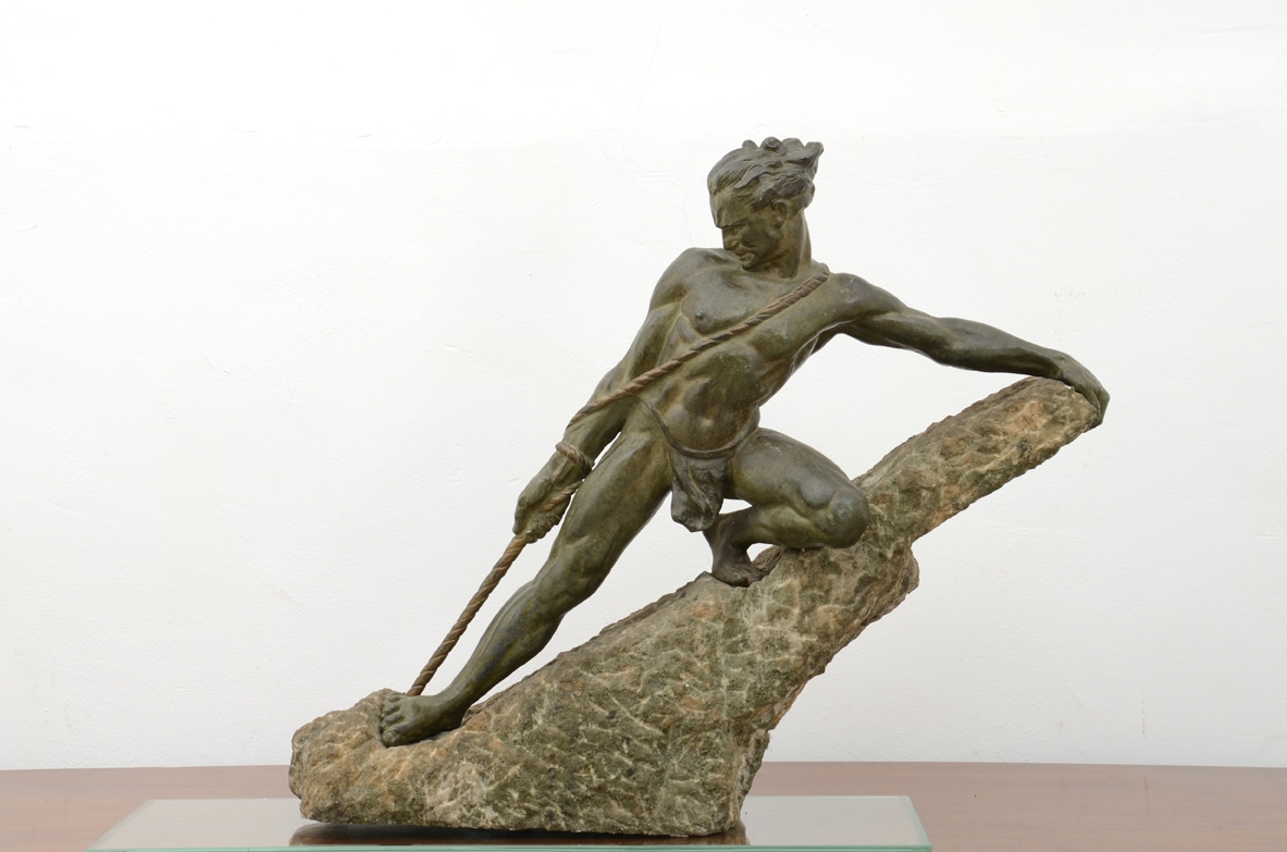 Raphael Papa, scultura in bronzo su base in pietra grigio verde, Francia epoca Art Deco, 1930ca.
