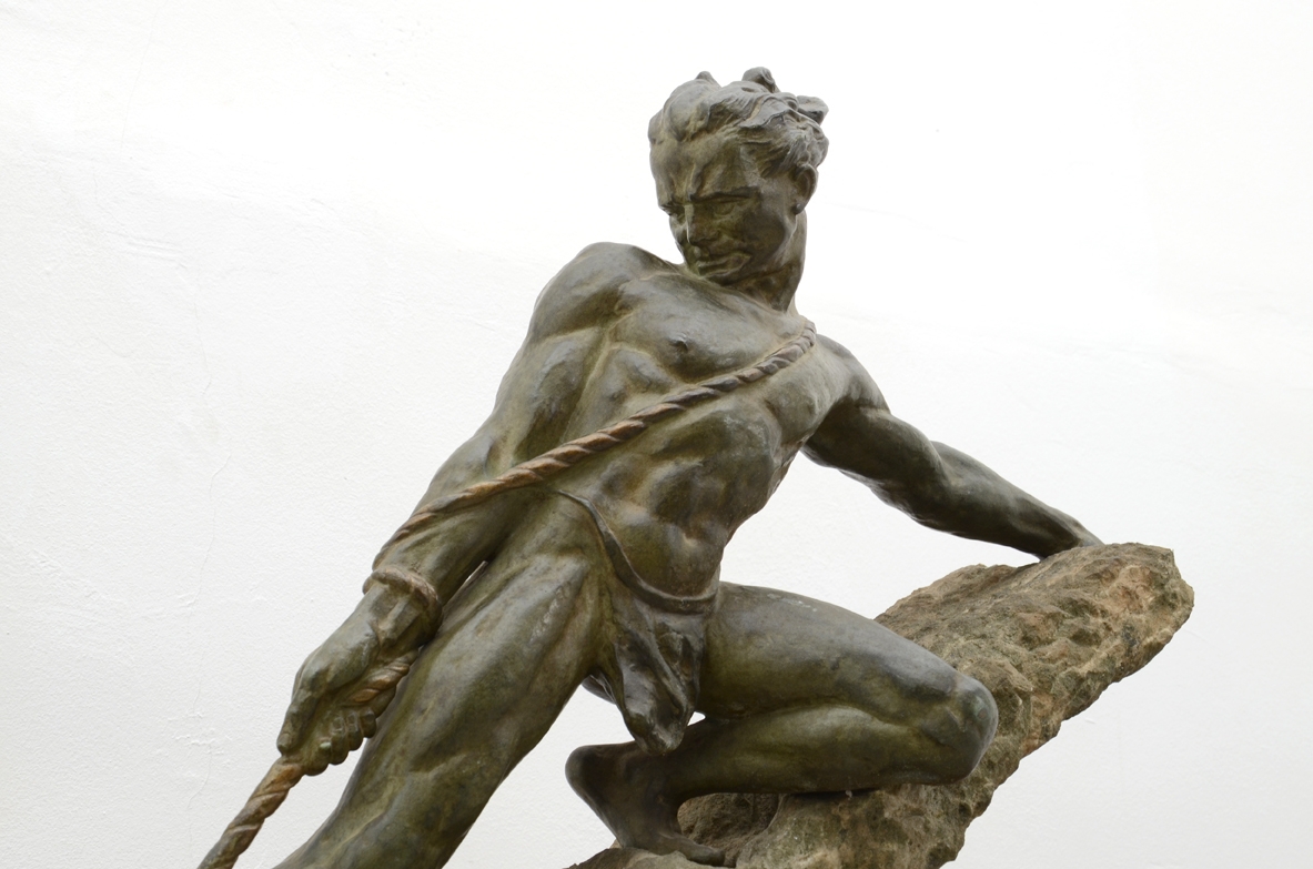 Raphael Papa, scultura in bronzo su base in pietra grigio verde, Francia epoca Art Deco, 1930ca.