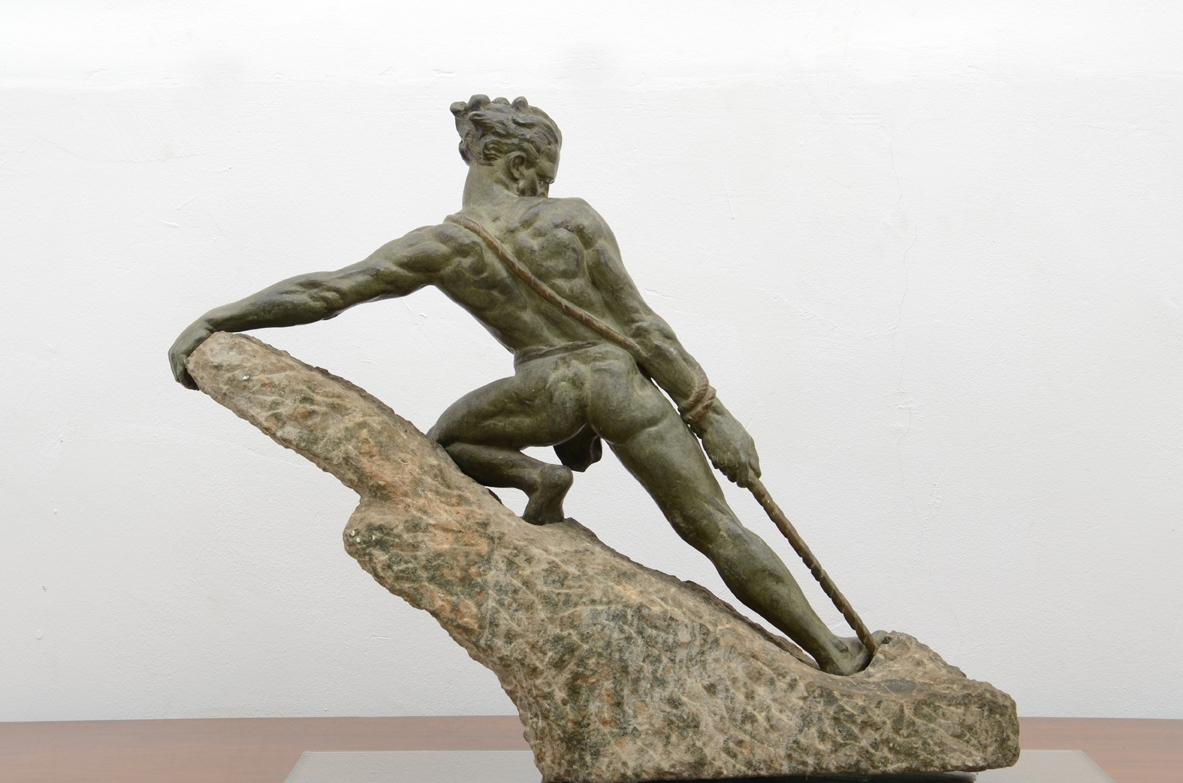 Raphael Papa, scultura in bronzo su base in pietra grigio verde, Francia epoca Art Deco, 1930ca.