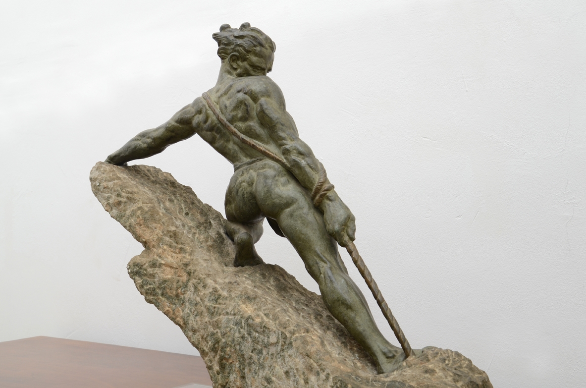 Raphael Papa, scultura in bronzo su base in pietra grigio verde, Francia epoca Art Deco, 1930ca.