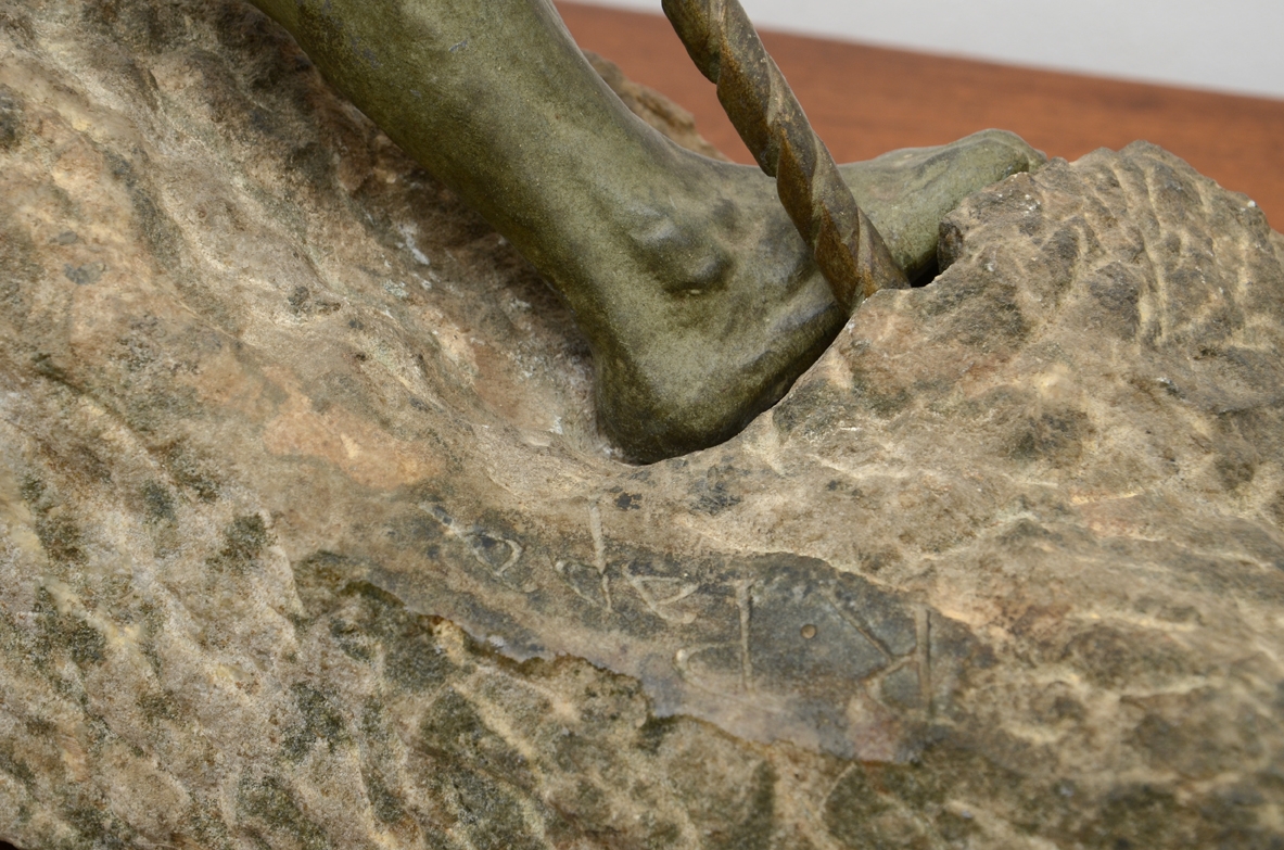 Raphael Papa, scultura in bronzo su base in pietra grigio verde, Francia epoca Art Deco, 1930ca.