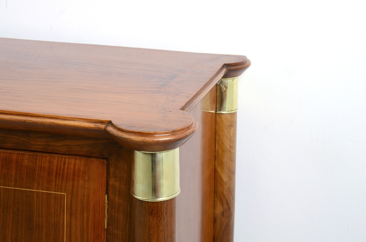 Paolo Buffa, credenza in noce biondo con montanti a colonna e ante filettate in acero, 1950ca.