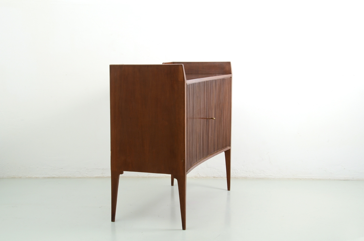 Piccola ed elegante credenza con fronte in legno grissinato e piedi slanciati, attr.Guglielmo Ulrich, 1950ca.