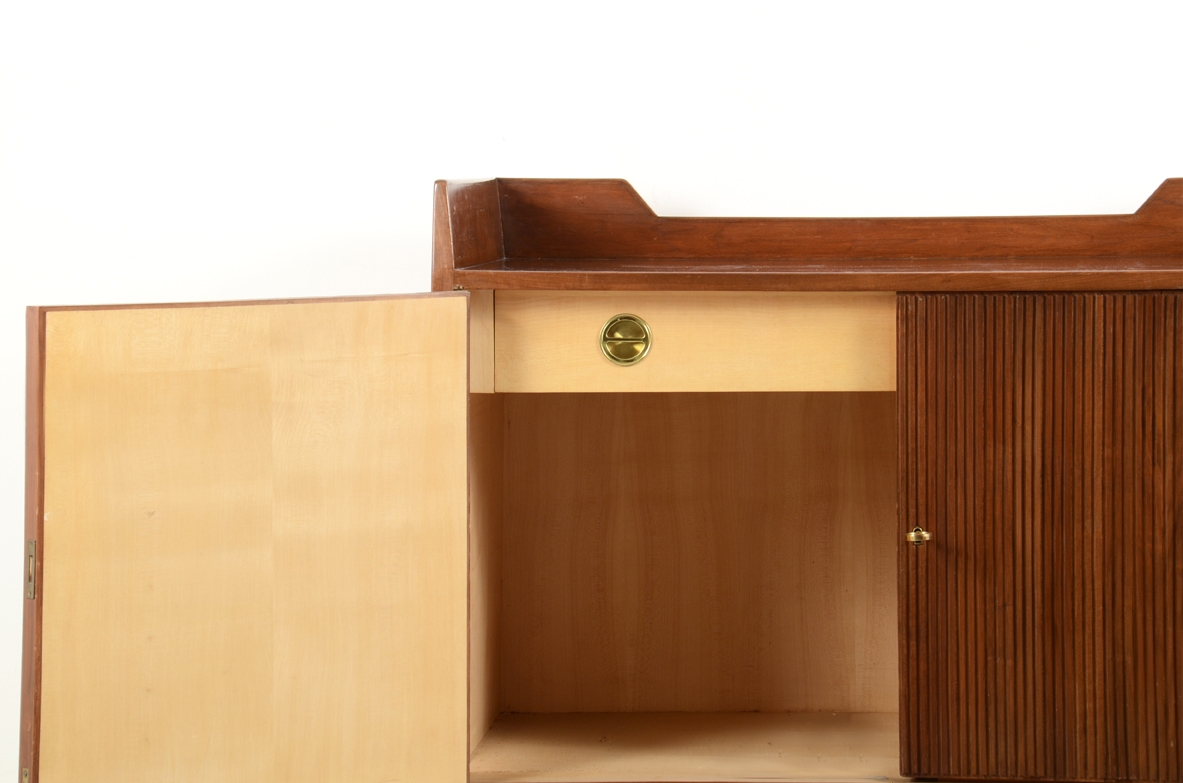 Piccola ed elegante credenza con fronte in legno grissinato e piedi slanciati, attr.Guglielmo Ulrich, 1950ca.