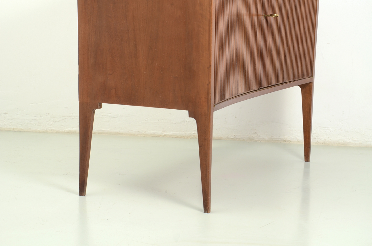 Piccola ed elegante credenza con fronte in legno grissinato e piedi slanciati, attr.Guglielmo Ulrich, 1950ca.