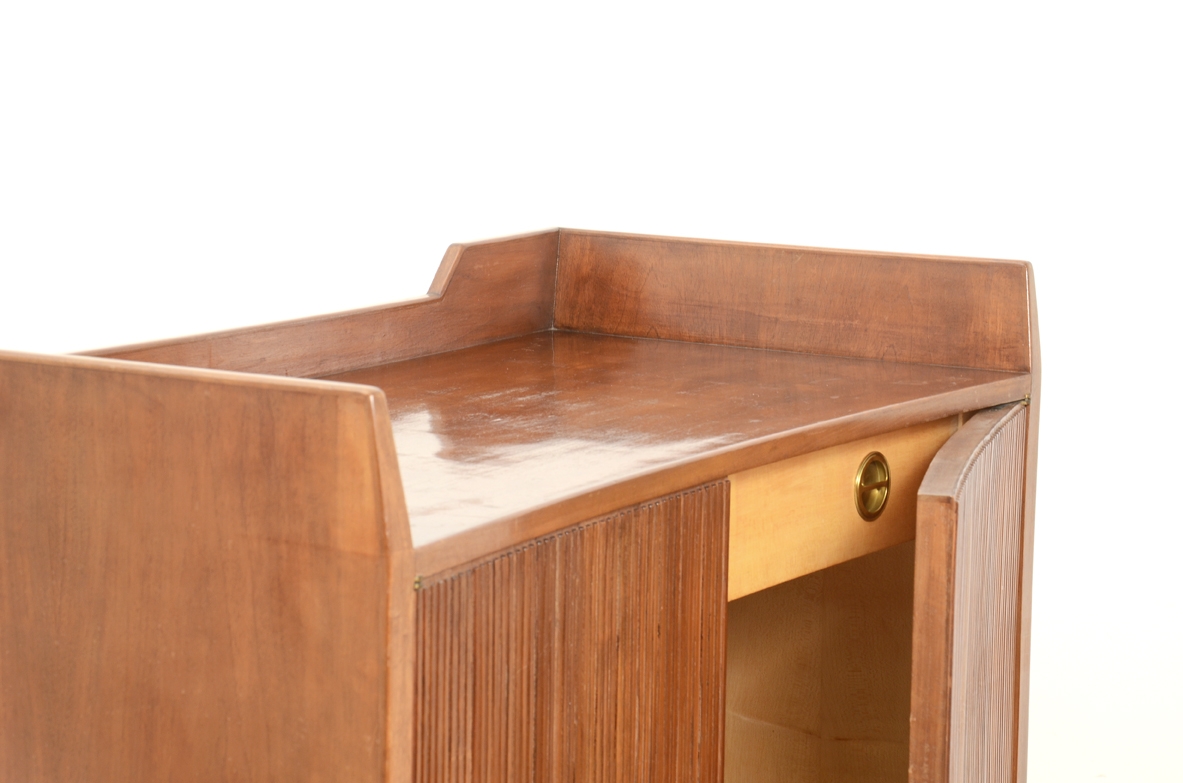 Piccola ed elegante credenza con fronte in legno grissinato e piedi slanciati, attr.Guglielmo Ulrich, 1950ca.