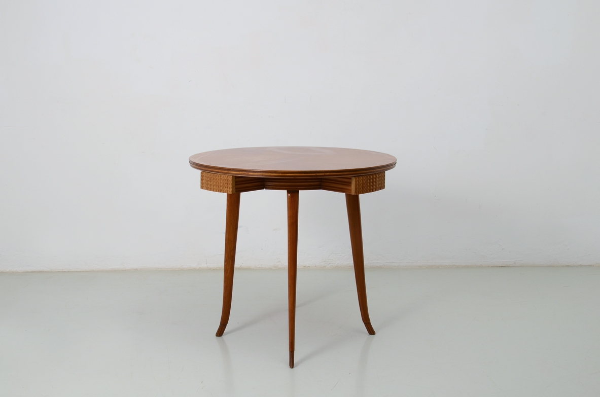 Osvaldo Borsani, elegante tavolo in ciliegio con cassetti intagliati e raffinati dettagli di alta ebanisteria, Atelier Borsani Varedo 1935ca