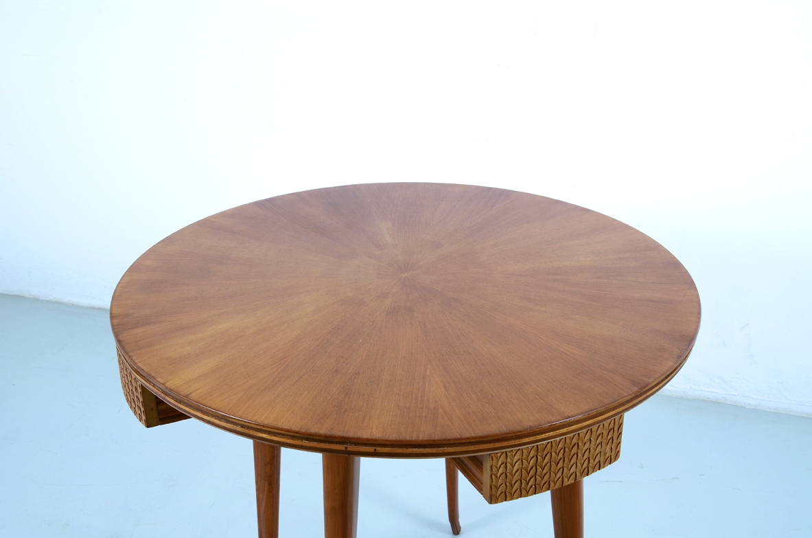 Osvaldo Borsani, elegante tavolo in ciliegio con cassetti intagliati e raffinati dettagli di alta ebanisteria, Atelier Borsani Varedo 1935ca