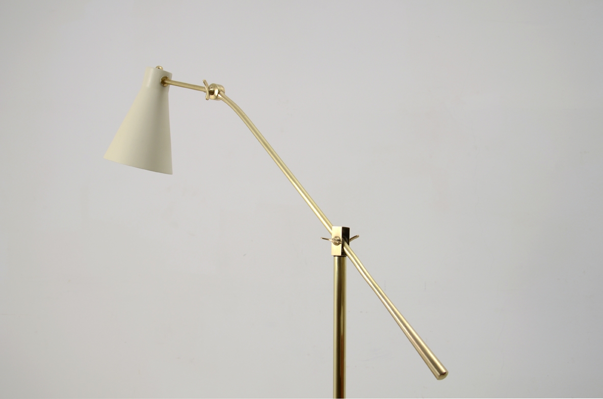 Lampada da lettura a doppia snodo in ottone, cono in metallo laccato e base in marmo con interruttore a terra, produzione Arredoluce, 1950ca.