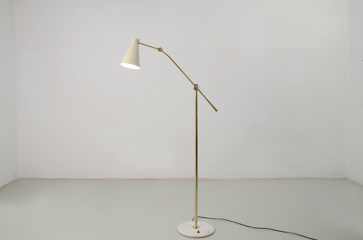 Lampada da lettura a doppia snodo in ottone, cono in metallo laccato e base in marmo con interruttore a terra, produzione Arredoluce, 1950ca.