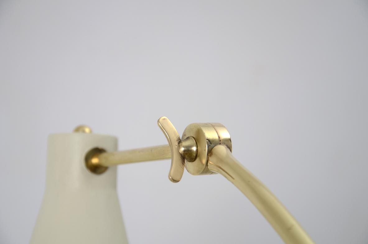 Lampada da lettura a doppia snodo in ottone, cono in metallo laccato e base in marmo con interruttore a terra, produzione Arredoluce, 1950ca.