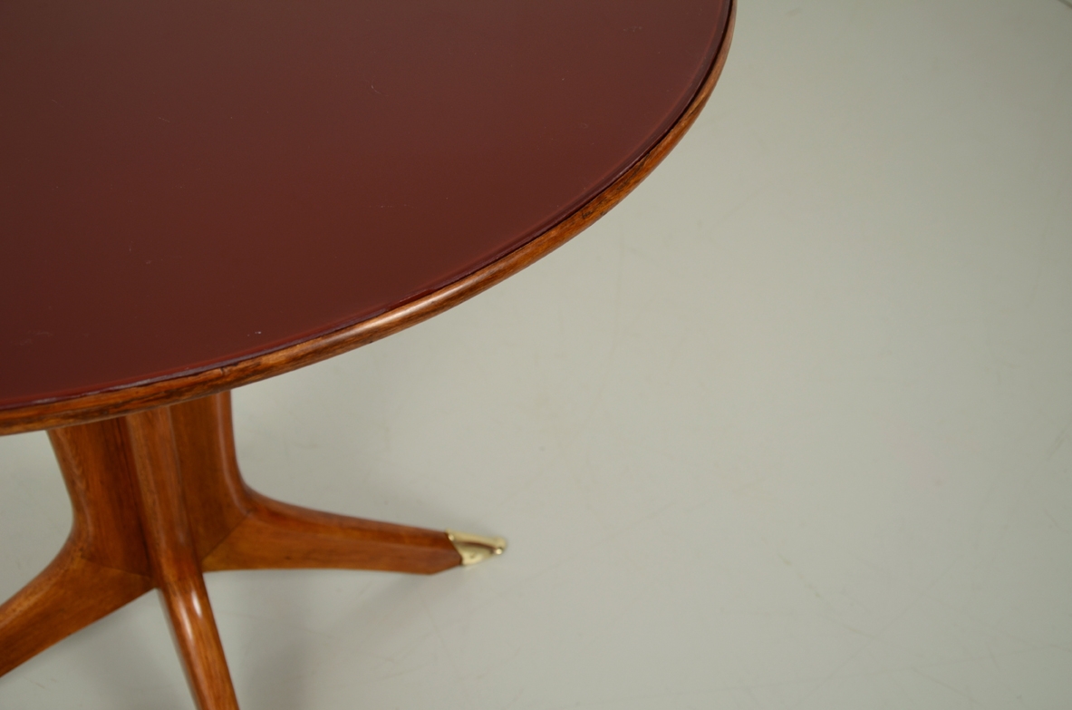 Tavolo in noce con puntali in ottone e piano in opaline rosso scuro, Italia 1950ca.
